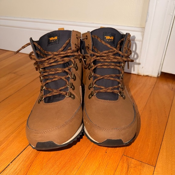 Teva Men\'s Tan and Black Outdoor Boots